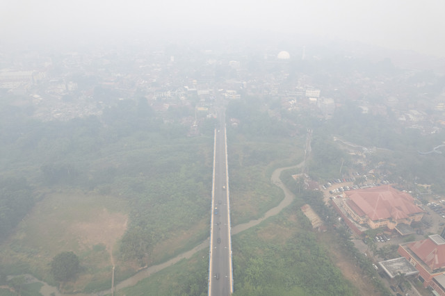 Foto udara suasana kawasan sekitar Jembatan Makalam saat kabut asap kebakaran hutan dan lahan (karhutla) menyelimuti Kota Jambi, Jambi, Sabtu (10/10/2026). Foto: Wahdi Septiawan/ANTARA FOTO