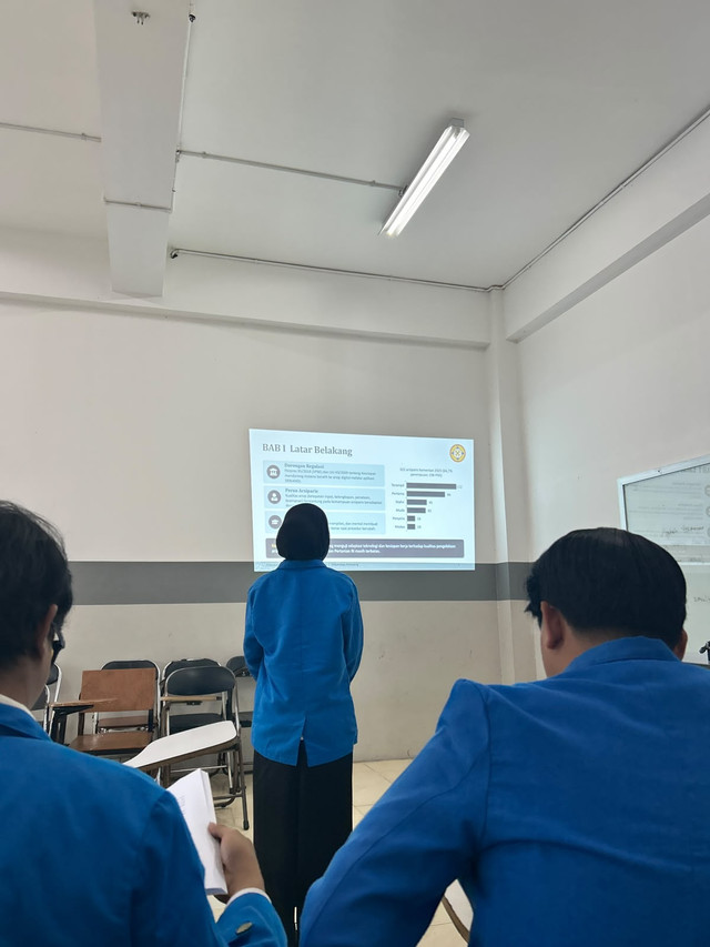 Foto: Dokumentasi H.N (2026). Mahasiswa melakukan presentasi sebagai bagian dari pengembangan talenta secara berkelanjutan.