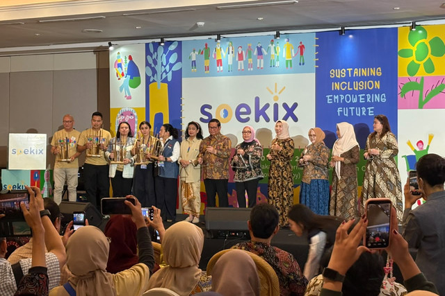 Gubernur DKI Jakarta Pramono Anung dan Menteri PPPA Arifatul Choiri Fauzi berfoto bersama para peserta di Pembukaan Spekix 2026 di JICC, Jakarta, Sabtu (10/10/2026). Foto: Nauval Pratama/kumparan