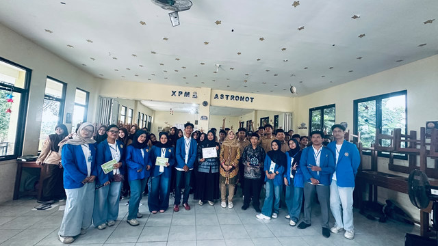Tim Ecofinity Universitas Pamulang bersama dosen pembimbing Yhonanda Harsono, S.Si., M.M., pihak sekolah, dan pelajar sebelum kegiatan edukasi dimulai. (Dokumentasi pribadi)