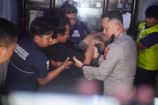 Kapolres Bogor AKBP Wikha Ardilestanto menyerahkan tongkat penyangga dan kursi roda kepada Fiki Mutakin (25), WNI korban luka tembak oleh perompak di perairan Somalia. Foto: Dok. Istimewa