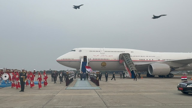 Presiden Mesir Abdel Fattah El-Sisi tiba di Lanud Halim Perdanakusuma, Jakarta, Sabtu (10/10/2026). Foto: Zamachsyari/kumparan