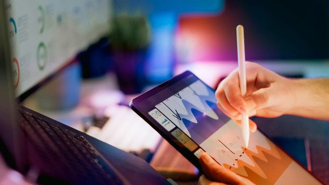 Caption: Ilustrasi pemanfaatan teknologi digital untuk membantu pelaku UMKM mengembangkan usaha dan memantau penjualan. Sumber: Jakub Żerdzicki/Unsplash.