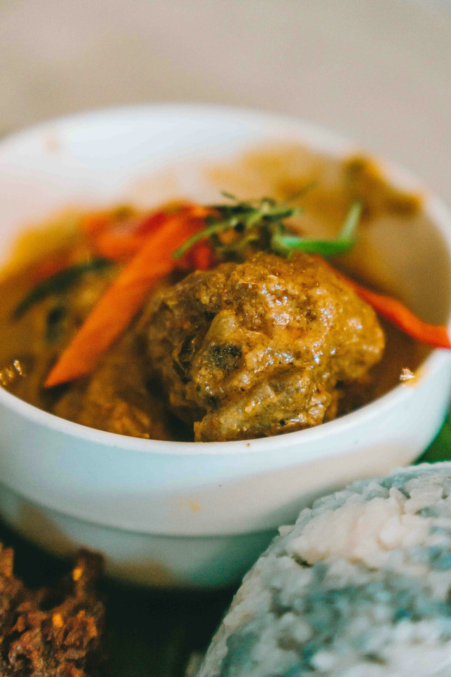 Mengupas kelezatan dan filosofi kedermawanan di balik porsi sebungkus Nasi Padang yang selalu menjadi makanan pereda stres andalan masyarakat. (Sumber foto: unsplash.com)