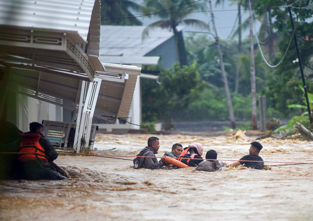 Tim SAR dari Brimob Polda Sumbar mengevakuasi warga saat banjir bandang menerjang kawasan Lumin Park di Padang, Sumatera Barat, Sabtu (10/10/2026). Foto: Fitra Yogi/ANTARA FOTO