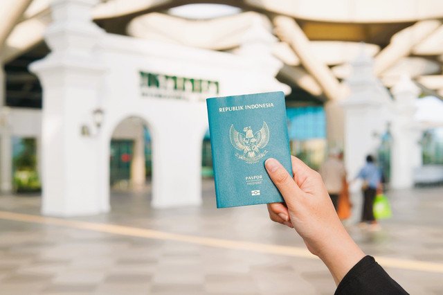Foto oleh Yazid N dari Pexels: https://www.pexels.com/id-id/foto/paspor-indonesia-tertahan-di-bandara-yogyakarta-39075598/