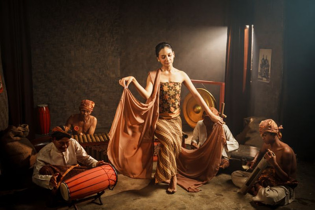 (sumber: https://www.pexels.com/id-id/foto/ansambel-tari-dan-musik-tradisional-indonesia-37946009/)