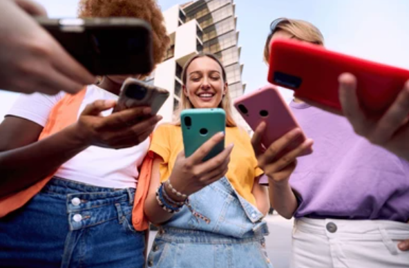 Ilustrasi Gen Z bermain HP (Sumber: Shutterstock)