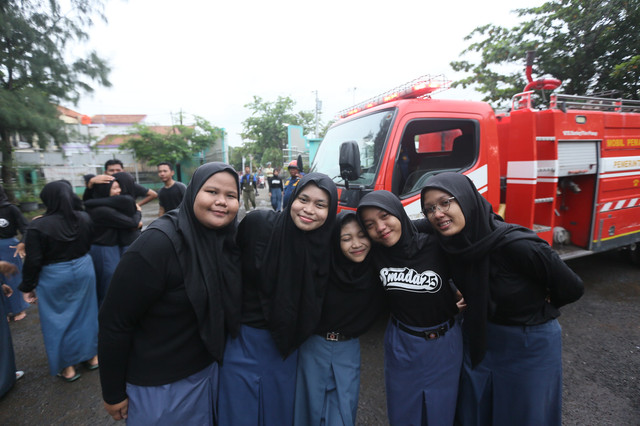 hasil foto bersama sama sahabat deket dari kelas 10 awal masuk SMA , sumber : devina ayu wandyanti ( pribadi )