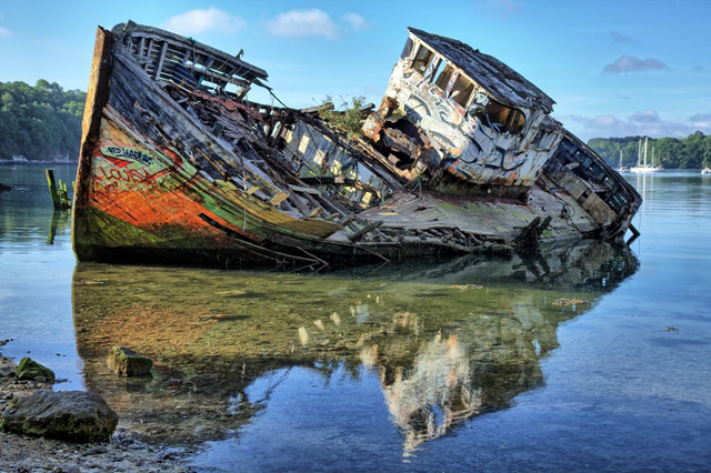 Kapal yang telah rusak (Sumber foto: https://www.pexels.com / No Copyright)