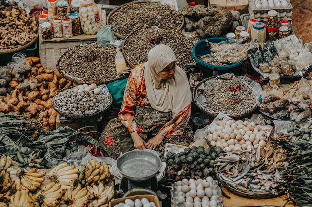 Deskripsi Foto : Ilustrasi UMKM: Seorang pedagang menjajakan dagangannya di pasar. (Foto: https://unair.ac.id/ketahanan-umkm-di-indonesia-perspektif