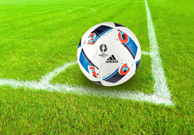 Ilustrasi empat gerakan mengumpan atau menendang bola dengan kaki bagian dalam, Foto: Pixabay/stux