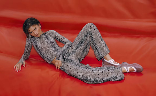 Zendaya mengeksplorasi perpaduan sportswear dan fashion melalui Cloudnova Moon Mary Jane serta koleksi bermotif python bersama On, yang tersedia di Jakarta sejak 2 Oktober 2026. Foto: On