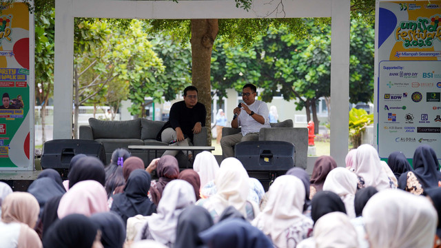 Puthut EA Mengajak mahasiswa Membangun dan Belajar