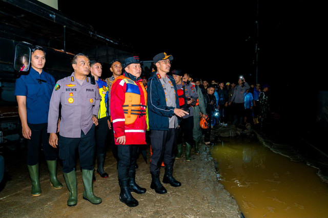Personel gabungan Polri dikerahkan untuk membantu evakuasi dan dirikan posko bagi warga terdampak banjir Padang, Sumbar, pada Sabtu (10/10/2026). Foto: Dok. Polri