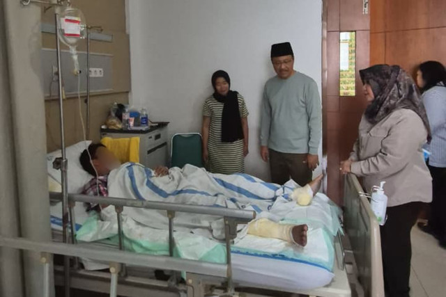 Menteri Sosial Saifullah Yusuf (Gus Ipul) menjenguk korban kebakaran RM Padang di Rawamangun, Pulogadung, Jakarta Timur, yang tengah dirawat pada Sabtu (10/10/2026). Foto: Kemensos RI