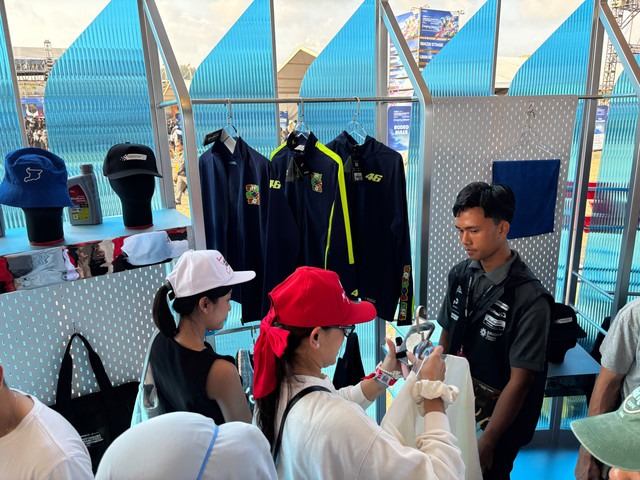 Booth souvenir MotoGP di Mandalika International Circuit di Lombok, NTB pada Sabtu (10/10/2026). Foto: Argya D. Maheswara/kumparan