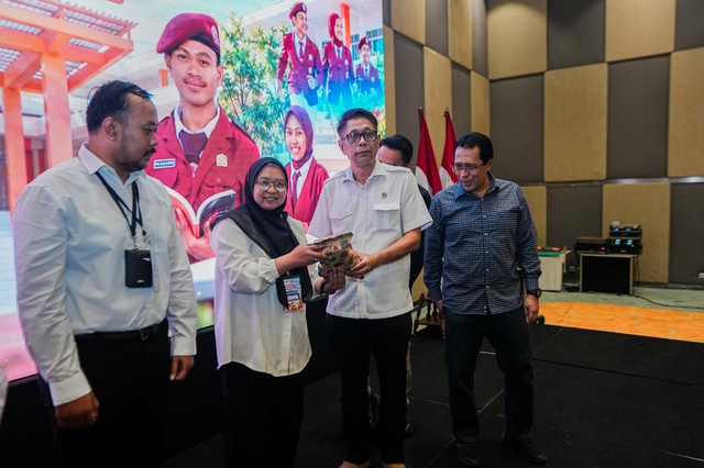 Wamensos Agus Jabo saat menutup Pelatihan Pengelolaan Sistem Data Pokok Pendidikan (Dapodik) bagi Operator Sekolah Rakyat 2026 di Bekasi, Jabar, Sabtu (10/10/2026). Foto: Kemensos RI