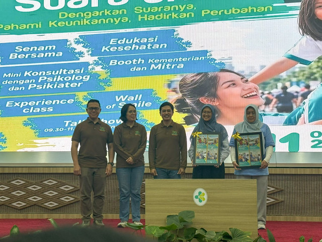 Peluncuran buku saku tindak lanjut hasil skrining kesehatan jiwa bersama Wamenkes, Dante Saksono Harbuwono dan Dirjen Kesehatan Primer dan Komunitas, Maria Endang Sumiwi di Gedung Kementerian Kesehatan, Jakarta Pusat, Minggu (11/10/2026). Foto: Pradya Tirta/kumparan