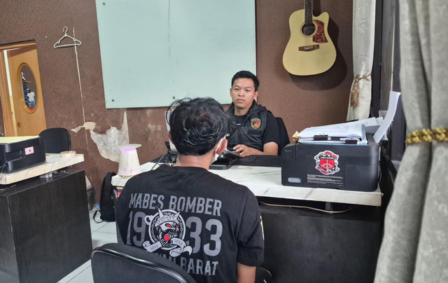 Pria berinisial MIM (28) saat diperiksa Polres Tangkot. Foto: Dok. Istimewa