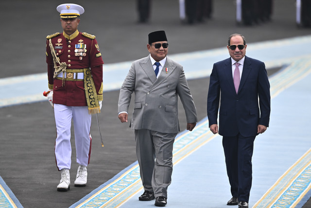 Presiden Prabowo Subianto (tengah) dan Presiden Mesir Abdel Fattah al-Sisi (kanan) memeriksa pasukan di Istana Merdeka, Jakarta, Minggu (11/10/2026). Foto: Bayu Pratama S/ANTARA FOTO