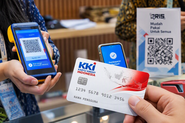 Gambar Ilustrasi Pengguna memperlihatkan Kartu Kredit Indonesia yang terintegrasi dengan QRIS dalam mendukung transaksi ekonomi digital nasional , Sumber : Website Bank Indonesia