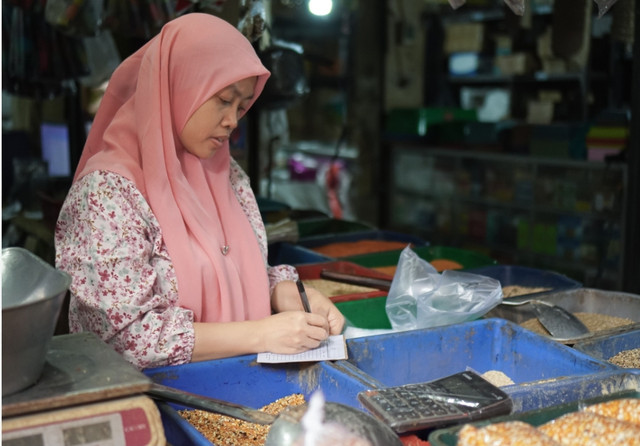 Sumber: (Firman Marek_Brew) https://www.pexels.com/id-id/foto/pedagang-pasar-indonesia-menghitung-penjualan-37682130/