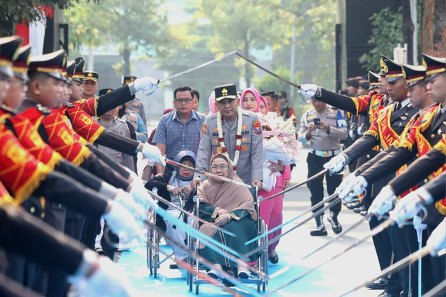 Penyambutan Kapolda Jawa Timur baru, Irjen Pol Dekananto Eko Purwono di Mapolda Jatim, Minggu (11/10/2026). Foto: Dok. Polda Jatim