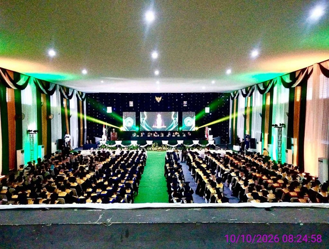 Wisudawan Universitas Darul 'UIum (dokumen pribadi)