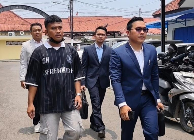 Bukhori (kiri) didampingi kuasa hukumnya, Ibnu Rohman (kanan), saat mendatangi Mapolres Indramayu (7/10/2026). Foto: kumparan