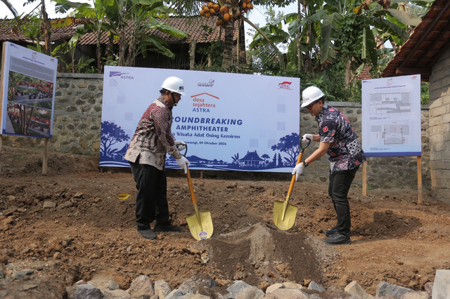 Peletakan batu pertama secara simbolis oleh Chief of Corporate Affairs Astra Boy Kelana Soebroto (kanan) bersama Kepala Desa Kemiren Mohammad Arifin (kiri) pada Jumat (9/10). Foto: dok. Astra
