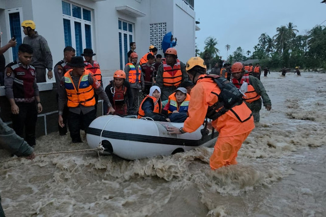 Basarnas evakuasi warga terdampak banjir bandang di Kota Padang, Sumbar, Sabtu (10/10/2026). Foto: Basarnas