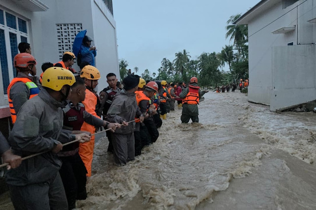 Basarnas evakuasi warga terdampak banjir bandang di Kota Padang, Sumbar, Sabtu (10/10/2026). Foto: Basarnas