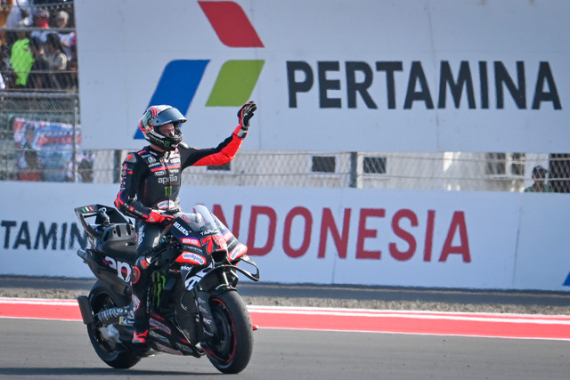 Pebalap Aprilia Racing Marco Bezzecchi melambaikan tangan dalam victory lap usai memenangi balapan MotoGP Pertamina Grand Prix of Indonesia 2026 di Sirkuit Internasional Pertamina Mandalika, KEK Mandalika, Lombok Tengah, NTB, Minggu (11/10/2026). Foto: Ahmad Subaidi/ANTARA FOTO
