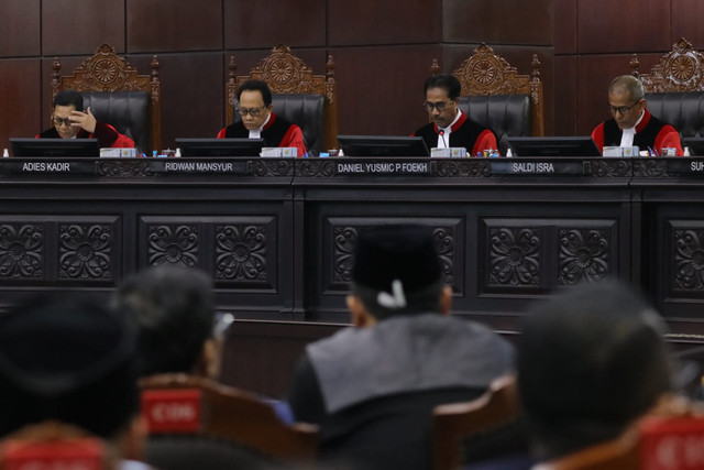 Suasana usai sidang pembacaan putusan perkara Perselisihan Hasil Pemilihan Umum (PHPU) Presiden dan Wakil Presiden 2024 yang menguji syarat pencalonan Gibran Rakabuming Raka sebagai cawapres di Mahkamah Konstitusi (MK), Selasa (6/10/2026) malam. Foto: Jamal Ramadhan/kumparan