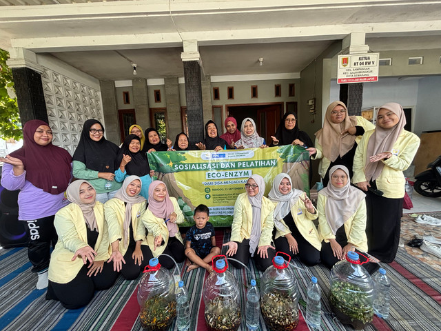 Mahasiswa PPG Pendidikan Bahasa Indonesia UNNES bersama ibu-ibu PKK menunjukkan hasil karya ekoenzim (Sumber: dokumentasi pribadi)