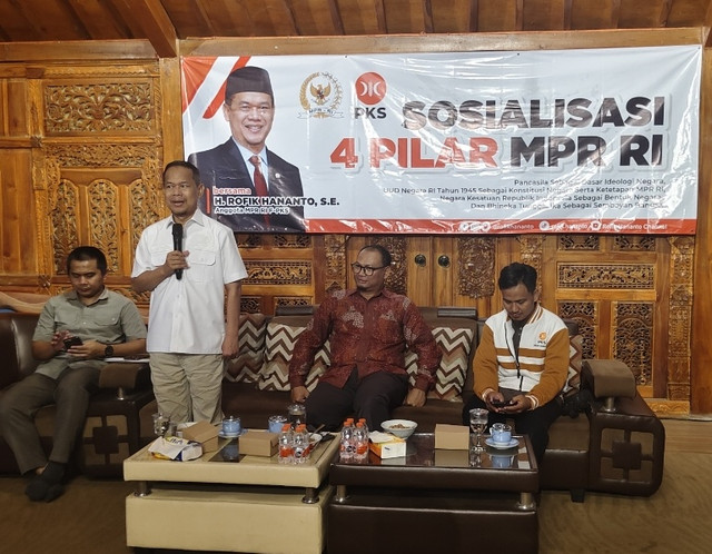 Anggota DPR/MPR RI Fraksi PKS, H. Rofik Hananto, S.E., memberikan pemaparan di hadapan ratusan warga dan tokoh masyarakat dalam acara Sosialisasi Empat Pilar MPR RI.Foto istimewa