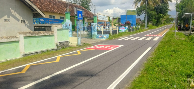 Zona Selamat Sekolah (ZoSS) dilengkapi rambu dan marka jalan untuk meningkatkan kewaspadaan pengendara serta mendukung keselamatan pelajar saat berangkat dan pulang sekolah di Kabupaten Sleman. (Risa Oktaviani)