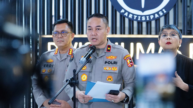 Polri melalui Satuan Brimob Polda Sumbar mengerahkan 300 personel untuk menangani banjir di Kota Padang, Sumbar. Foto: Polri