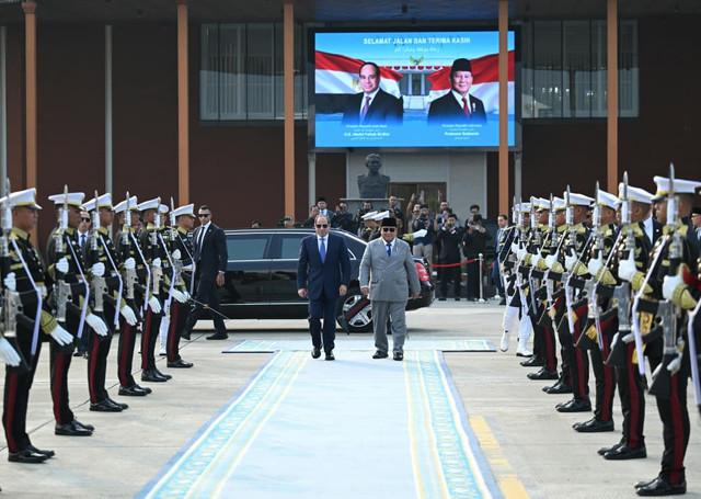 Presiden Prabowo Subianto mengantar kepulangan Presiden Mesir Abdel Fattah El-Sisi ke Lanud Halim Perdanakusuma, Jakarta, Minggu (11/10/2026). Foto: Kris /Biro Pers Sekretariat Presiden