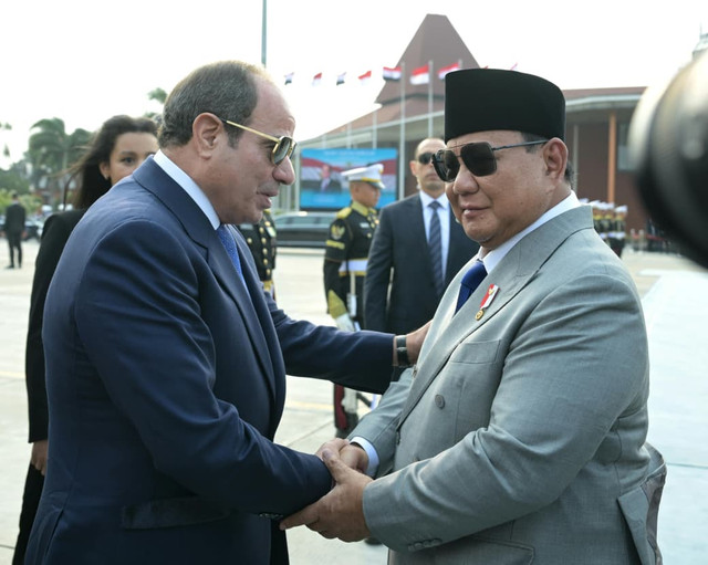 Presiden Prabowo Subianto mengantar kepulangan Presiden Mesir Abdel Fattah El-Sisi ke Lanud Halim Perdanakusuma, Jakarta, Minggu (11/10/2026). Foto: Kris /Biro Pers Sekretariat Presiden