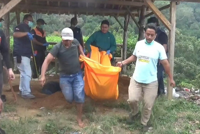 Seorang sopir taksi online yang dilaporkan hilang ditemukan tewas dan terkubur di sebuah saung area perkebunan teh Margawindu, kawasan Cisoka, Kabupaten Sumedang. Foto: Dok. Istimewa
