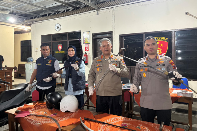 Polisi saat menunjukan berbagai senjata tajam yang diamankan dalam tawuran yang tewaskan pelajar di Banyumanik Semarang, Minggu (11/10/2026). Foto: Intan Alliva Khansa/kumparan