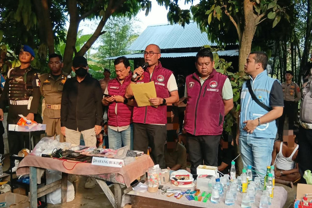 Direktorat Reserse Narkoba Polda Sumatera Utara bersama Badan Narkotika Nasional Provinsi (BNNP) Sumut dan petugas gabungan saat menunjukan barang bukti hasil operasi sarang narkoba di Percut Sei Tuan, Kabupaten Deli Serdang. Foto: Dok. Istimewa