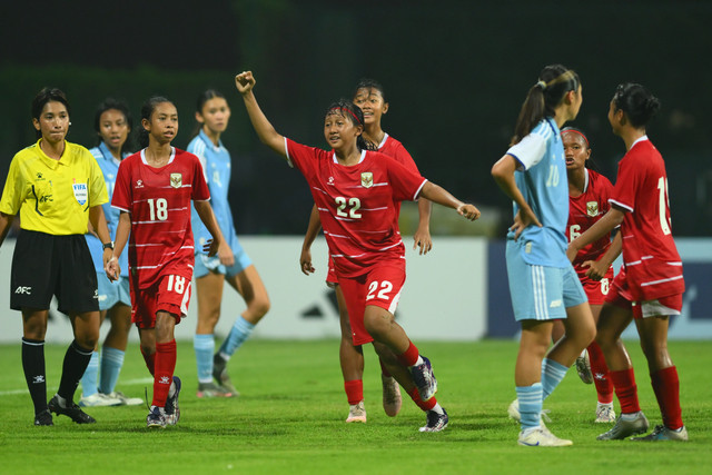 Selebrasi pemain Timnas Wanita Indonesia U-17 usai mencetak gol ke gawang Timnas Wanita Singapura U-17 pada pertandingan Kualifikasi Piala Asia Wanita U-17 di Bishan Stadium, Singapura, Minggu (11/10/2026). Foto: AFC