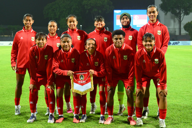 Timnas Wanita Indonesia U-17 melawan Timnas Wanita Singapura U-17 pada pertandingan Kualifikasi Piala Asia Wanita U-17 di Bishan Stadium, Singapura, Minggu (11/10/2026). Foto: AFC
