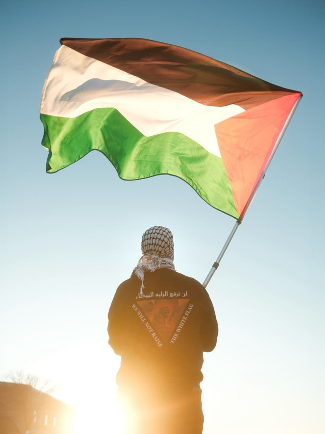 Ilustrasi pemuda pembela Palestina. (Referensi: instagram.com/boundcast)