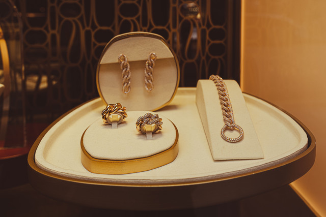 Sejumlah perhiasan emas berupa cincin, gelang, dan anting yang dipajang di etalase toko perhiasan. Foto: amine photographe/Pexels.