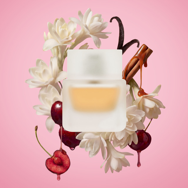 Huda Beauty memperkenalkan Easy Bake Intense Eau de Parfum, wewangian beraroma floral gourmand yang memadukan kesegaran wild cherry dengan sentuhan bunga putih, kayu manis, caramel milk, dan vanilla bourbon. Foto: Huda Beuaty