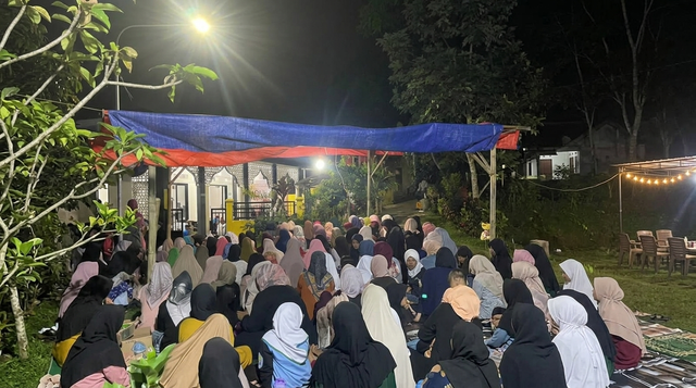 Kekompakan dan antusiasme jamaah ibuibu Kp. Hegarmanah saat memadati area luar masjid.